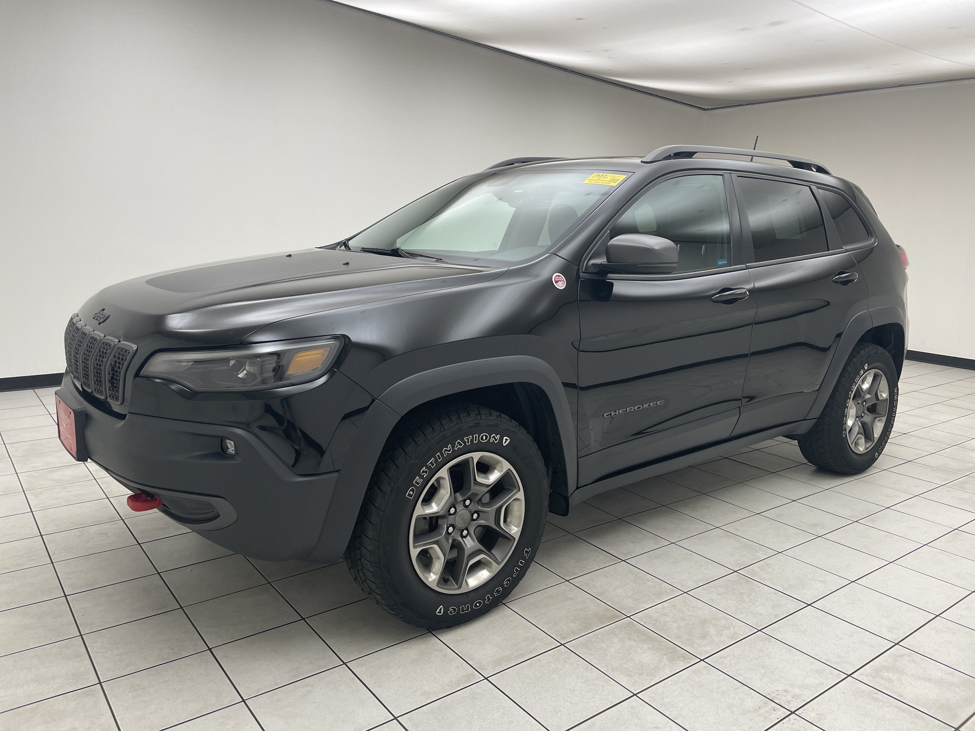 2019 Jeep Cherokee Trailhawk Elite 4x4 in Diamond Black Crystal Pearlcoat — front three-quarter view