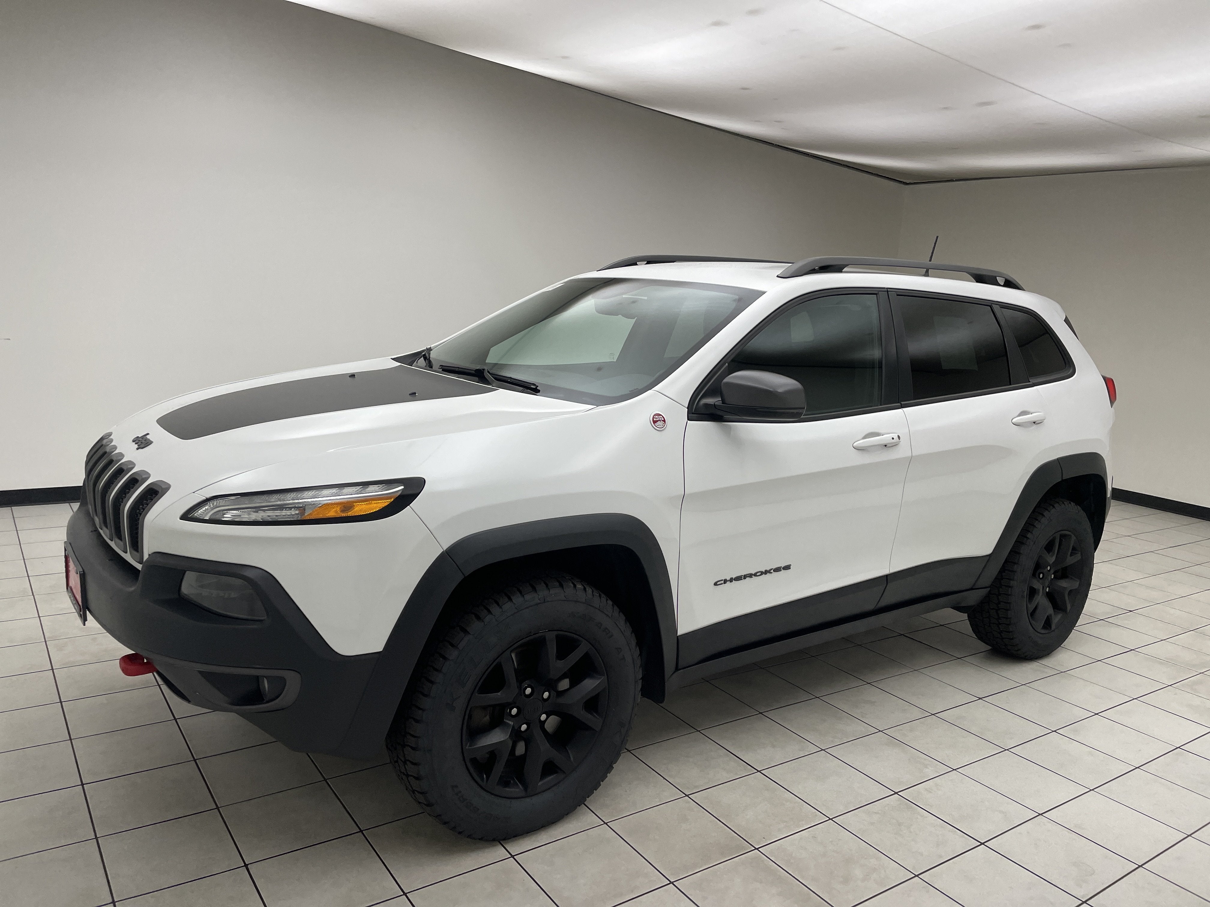 2018 Jeep Cherokee Trailhawk in Bright White Clearcoat — front three-quarter view