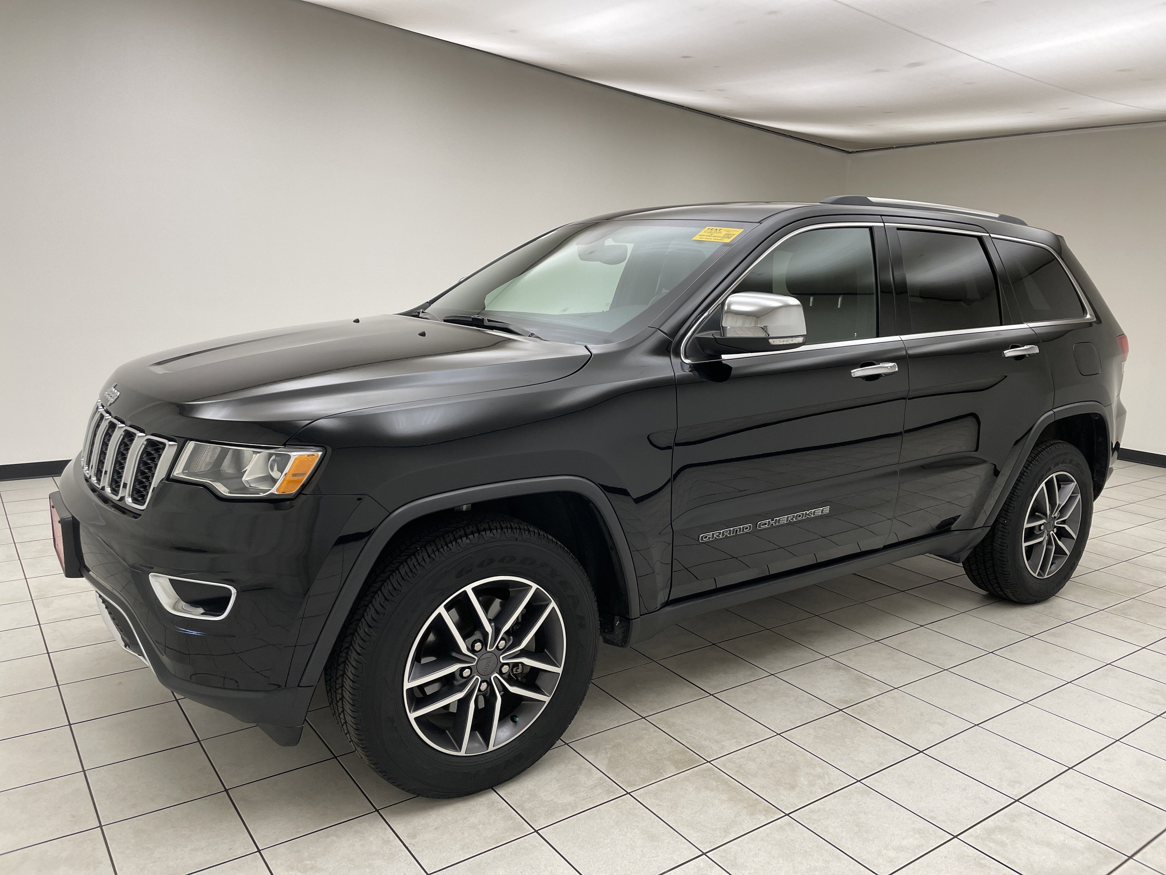 2020 Jeep Grand Cherokee Limited 4x4 in Diamond Black Crystal Pearlcoat — front three-quarter view